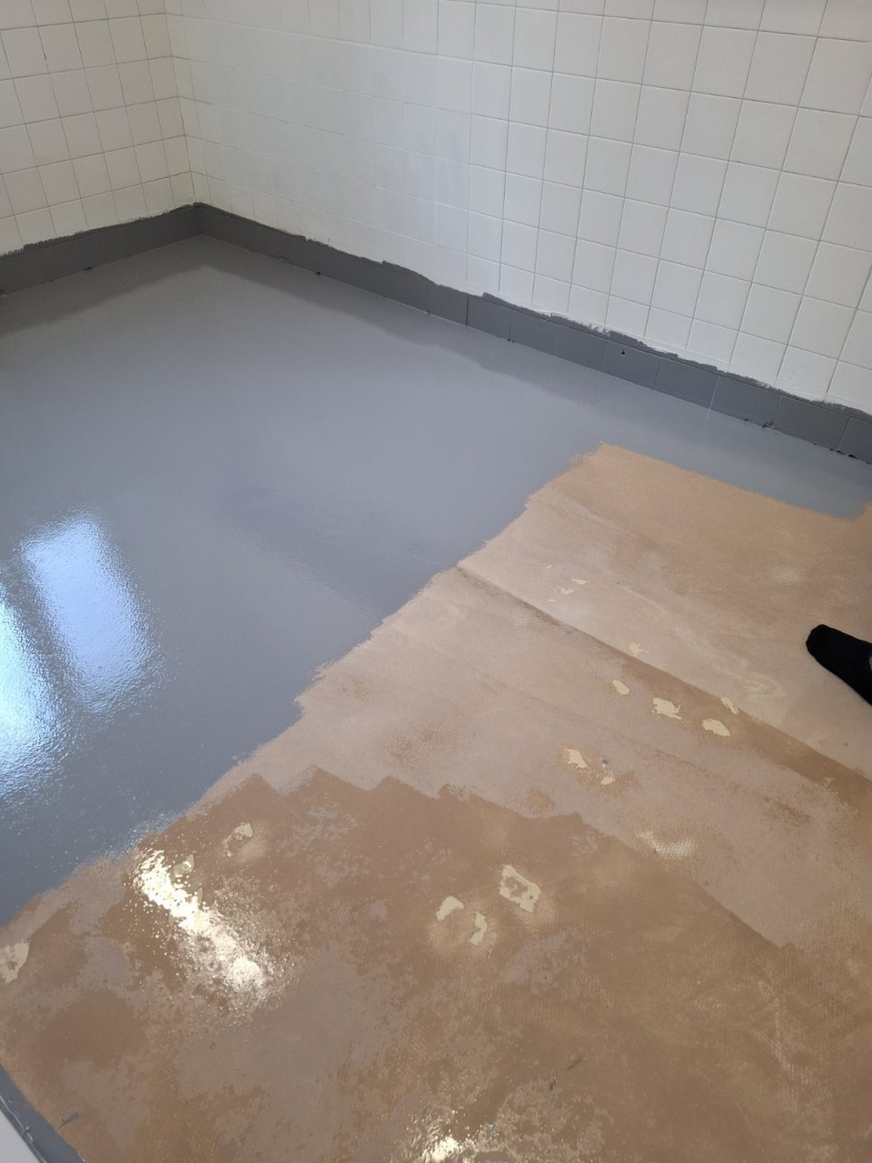 tiling ceramic floor
